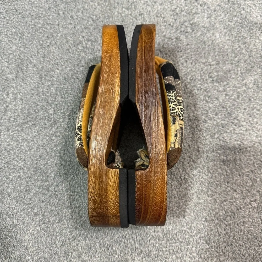 NWOT Japanese Traditional Women’s Wooden Sandals Floral Prints Straps Size 6-7